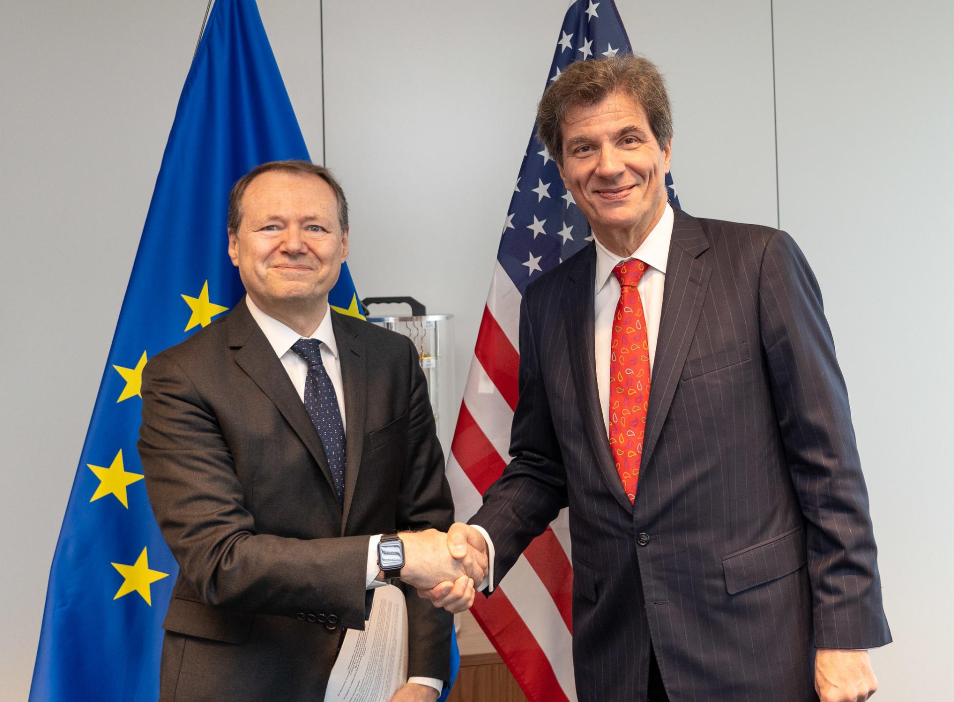 Photo from the European Commission. Roberto Viola (left), Director General of DG CONNECT, and Jose W. Fernandez,  Under Secretary for Economic Growth, Energy, and the Environment  of the United States, signed the administrative agreement in the area of Future Network Systems.